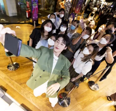 OPPO 7 | AIS Shop Flagship Siam Center | ตอบรับคึกคัก OPPO Find N2 Flip เปิดรับเครื่องวันแรกที่ AIS Shop Flagship Siam Center