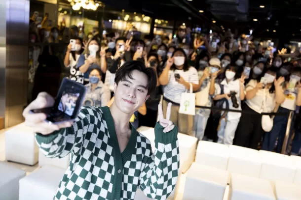 OPPO 9 | AIS Shop Flagship Siam Center | ตอบรับคึกคัก OPPO Find N2 Flip เปิดรับเครื่องวันแรกที่ AIS Shop Flagship Siam Center