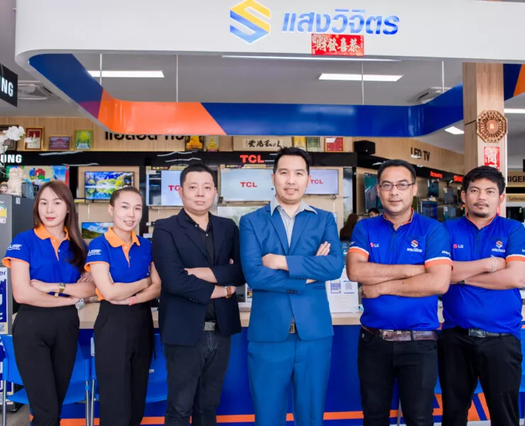 ทีมผู้บริหาร CEO คนกลางคุณอาร์ม | แสงวิจิตร | ข่าวประชาสัมพันธ์ : “แสงวิจิตร” พลิกโฉมสาขาสว่างแดนดิน ปรับโลโก้ใหม่พร้อมเปิดสโลแกน “เพื่อนแท้ ไว้ใจได้”