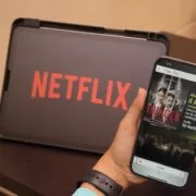 Pic2 AIS x Netflix ส่ง AIS 5G Netflix แพ็กเกจรายเดือน แพ็คคู่ครั้งแรกในไทย | 5G | AIS จับมือ Netflix ส่งแพ็คคู่ครั้งแรกในไทย ได้ทั้งดูหนังพร้อมเน็ต 5G