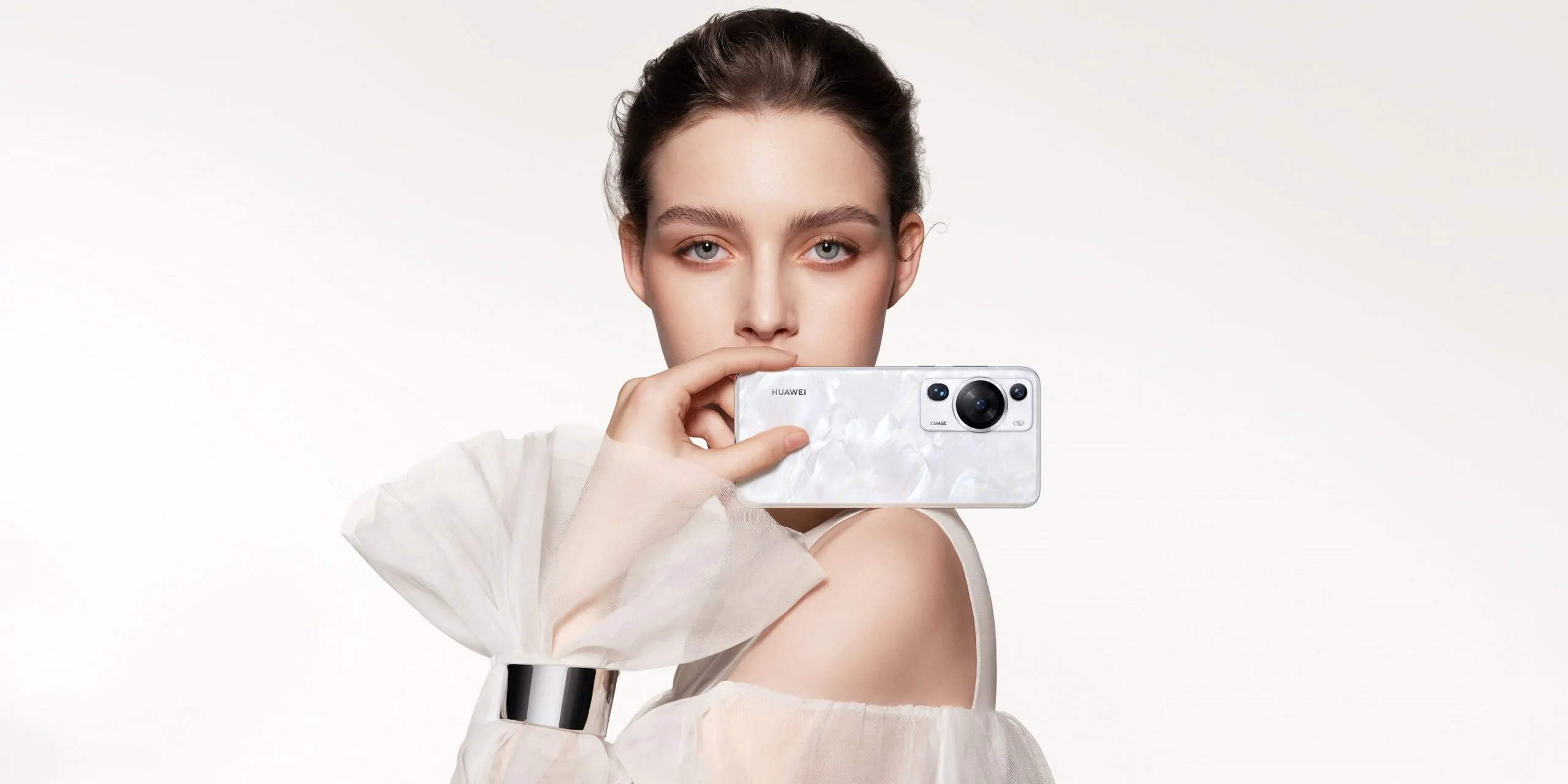 Model lifestyle RZ scaled | Huawei | หัวเว่ยเตรียมส่ง HUAWEI P60 Pro เรือธงยกระดับการถ่ายภาพในที่แสงน้อย เปิดจองในไทย 18 พฤษภาคมนี้