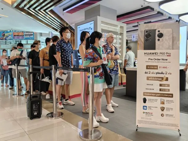 Paragon | Huawei | กระแสแน่น! HUAWEI P60 Pro ขายวันแรก! ลูกค้าต่อคิวรอรับเครื่องเต็มแน่น 3 สาขา