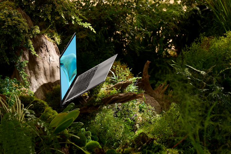 ASUS Zenbook S 13 OLED โน้ตบุ๊กจอ OLED บางที่สุดในโลก บาง 1 ซม. หนักเพียง 1 กก. พร้อมวางจำหน่ายไทย 1 Zenbook S 13 OLED UX5304 Scenario photo 09 | asus | ASUS Zenbook S 13 OLED โน้ตบุ๊กจอ OLED บางที่สุดในโลก บาง 1 ซม. หนักเพียง 1 กก. พร้อมวางจำหน่ายไทย