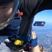 iPhone Dropped While Skydiving | iPhone Update | ดวงดีจัดผู้ใช้ TikTok อัปโหลดวิดีโอขณะทำ iPhone ร่วงที่ความสูง 14,000 ฟุตแต่เครื่องไม่พัง