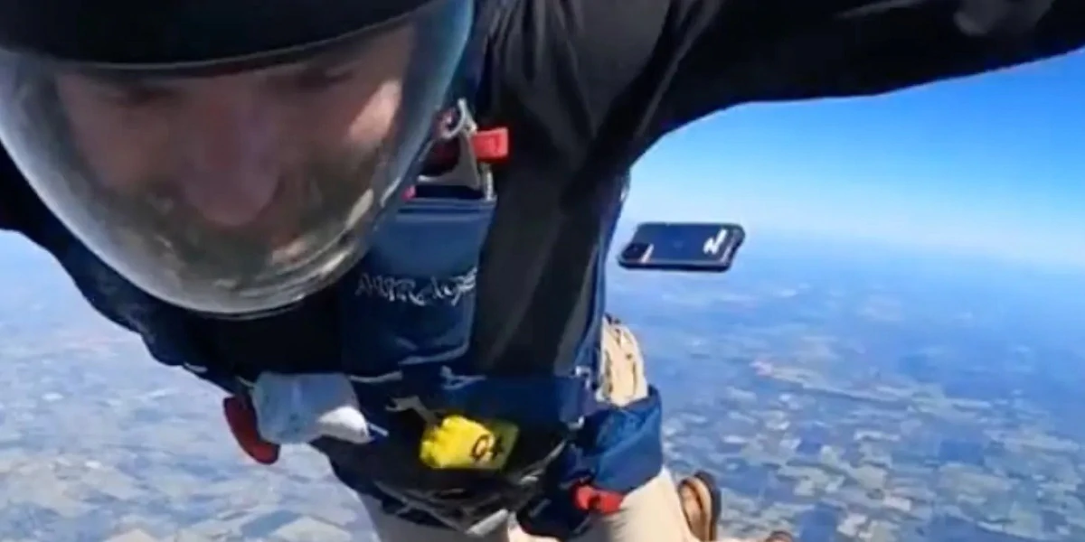 iPhone Dropped While Skydiving | iPhone Update | ดวงดีจัดผู้ใช้ TikTok อัปโหลดวิดีโอขณะทำ iPhone ร่วงที่ความสูง 14,000 ฟุตแต่เครื่องไม่พัง
