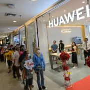 seacon | Huawei | กระแสแน่น! HUAWEI P60 Pro ขายวันแรก! ลูกค้าต่อคิวรอรับเครื่องเต็มแน่น 3 สาขา