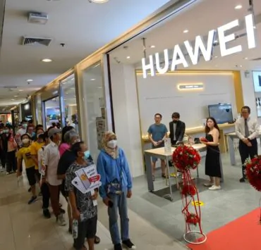 seacon | Huawei | กระแสแน่น! HUAWEI P60 Pro ขายวันแรก! ลูกค้าต่อคิวรอรับเครื่องเต็มแน่น 3 สาขา