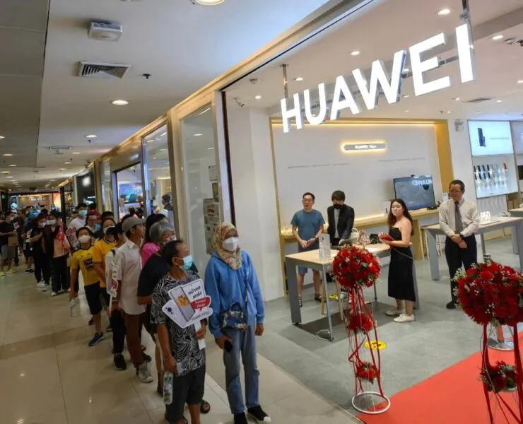 seacon | huawei p60 pro | กระแสแน่น! HUAWEI P60 Pro ขายวันแรก! ลูกค้าต่อคิวรอรับเครื่องเต็มแน่น 3 สาขา