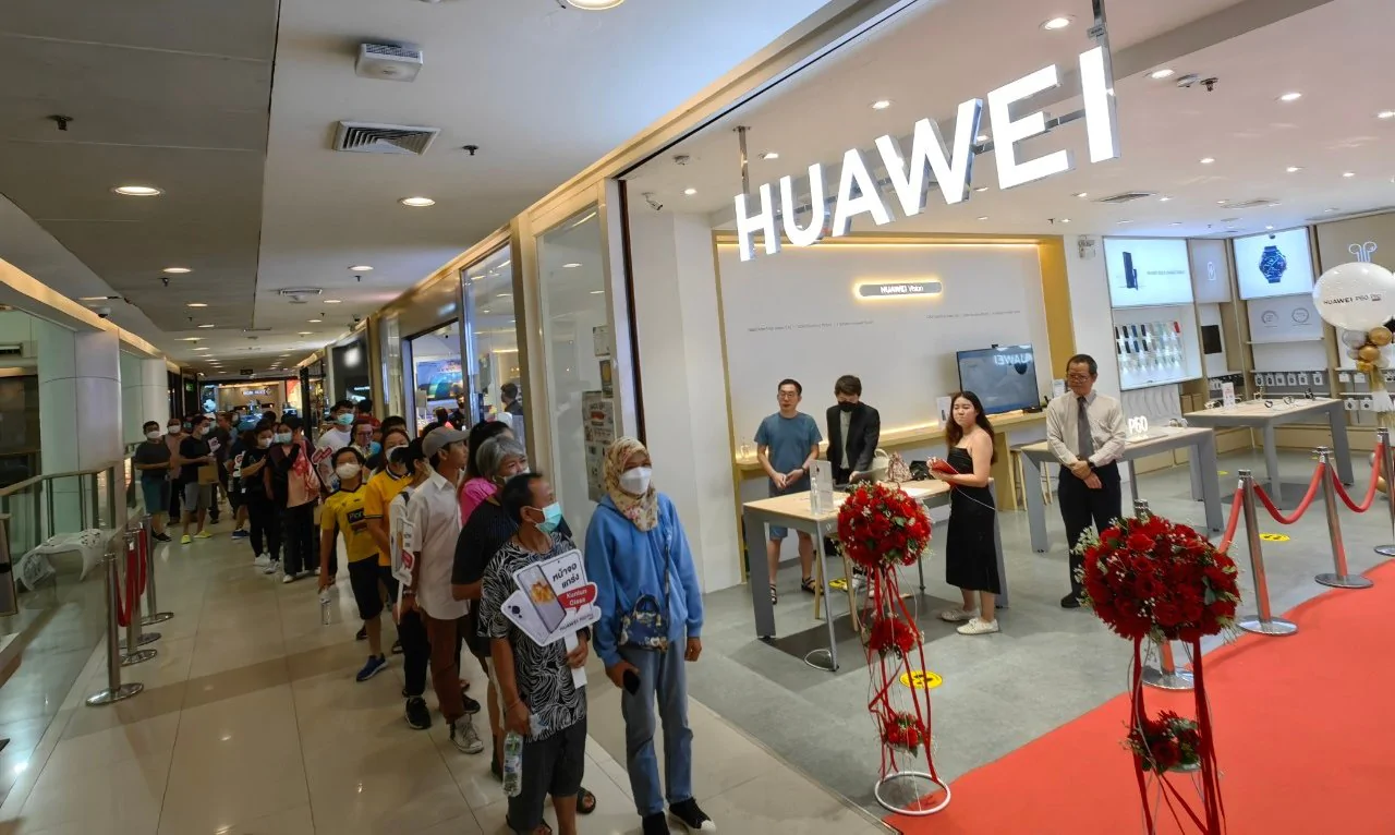 กระแสแน่น! HUAWEI P60 Pro ขายวันแรก! ลูกค้าต่อคิวรอรับเครื่องเต็มแน่น 3 สาขา 1 seacon | Huawei | กระแสแน่น! HUAWEI P60 Pro ขายวันแรก! ลูกค้าต่อคิวรอรับเครื่องเต็มแน่น 3 สาขา