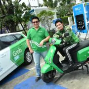 ส่องมุมมอง 2 คนขับแกร็บหัวใจสีเขียว 01 | Electric Vehicle | ส่องมุมมอง 2 คนขับแกร็บ เปิดประสบการณ์เปลี่ยนมาใช้ “รถ EV”