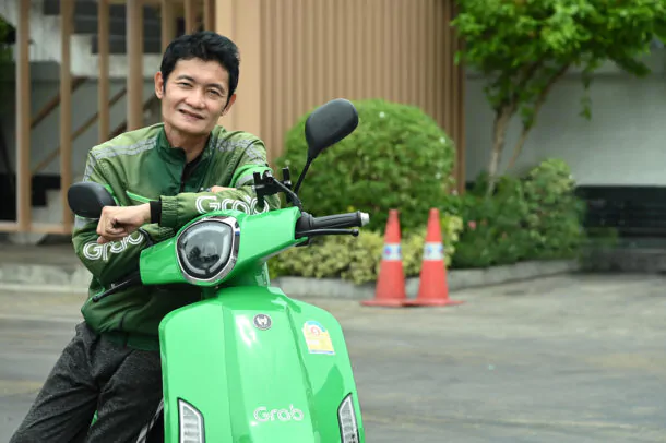 ส่องมุมมอง 2 คนขับแกร็บหัวใจสีเขียว 09 | Electric Vehicle | ส่องมุมมอง 2 คนขับแกร็บ เปิดประสบการณ์เปลี่ยนมาใช้ “รถ EV”