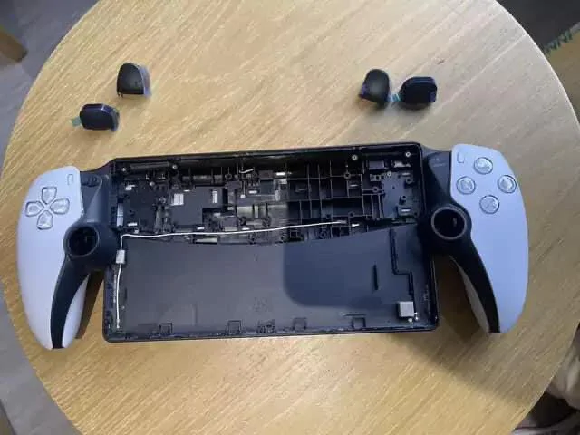 F1n SnhXwAEGYkj | Project Q | หลุดภาพจริงของ Project Q เครื่องเกมพกพาจาก PlayStation