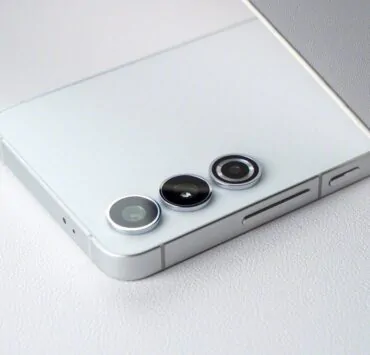 gsmarena 002 1 | Samsung‬ | Samsung Galaxy S24 และ S24+ อาจเปลี่ยนไปใช้ดีไซน์ขอบด้านข้างแบบแบน