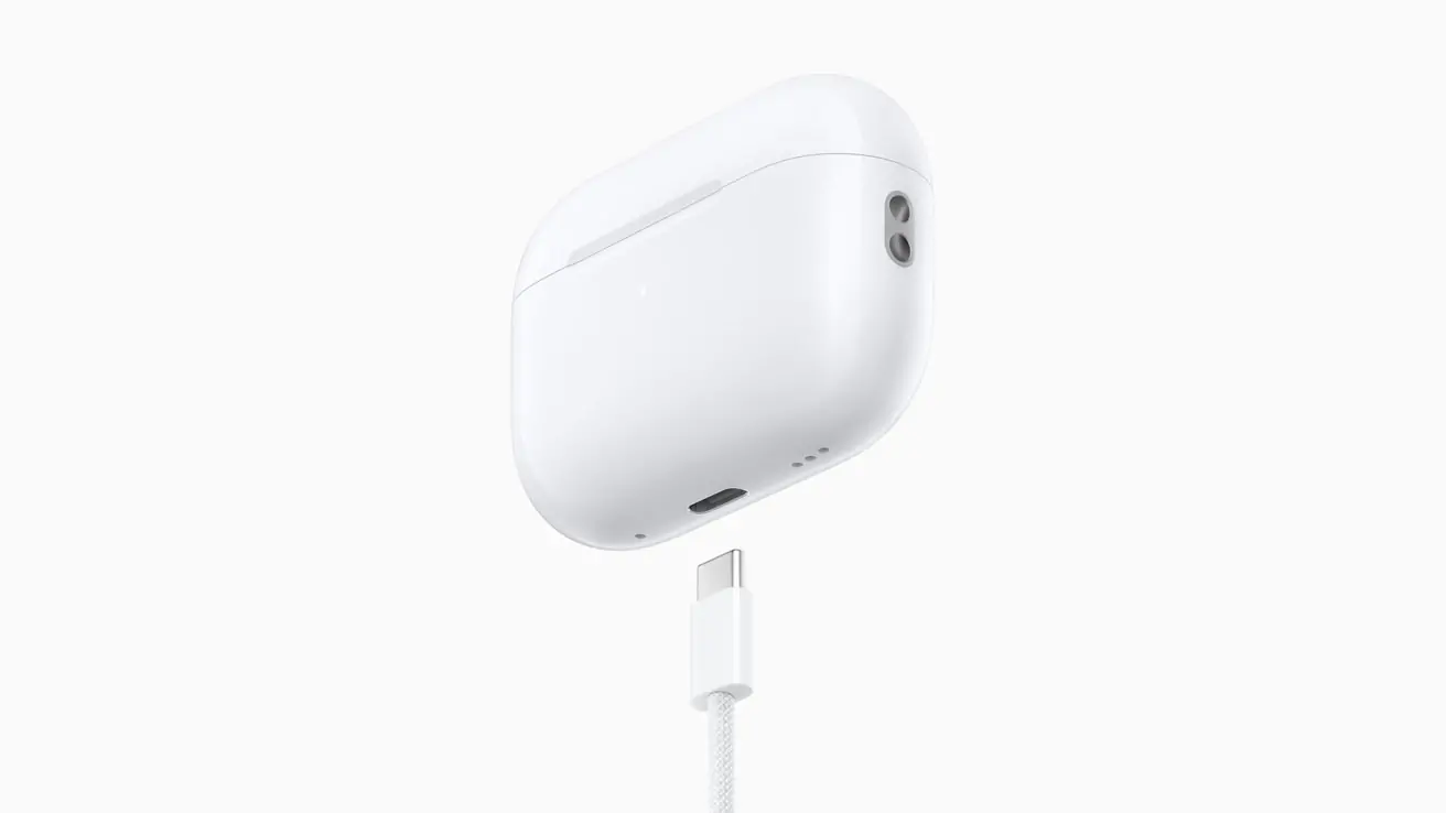 Apple AirPods Pro 2nd generation USB C connection 230912.jpg.landing | USB-C | Mark Gurman คาดว่าพอร์ต USB-C จะถูกนำไปใช้ใน AirPods Max, Magic Keyboard และอีกมากมายในอนาคต