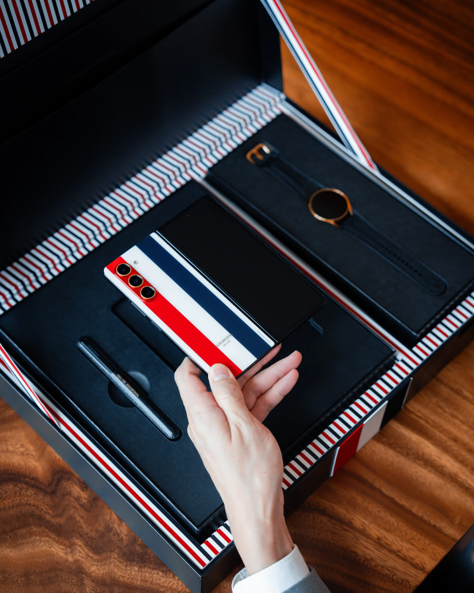 Saint TB 4 | Galaxy Z Fold5 Thom Browne Edition | Galaxy Z Fold5 Thom Browne Edition เปิดขายแล้ววันนี้!