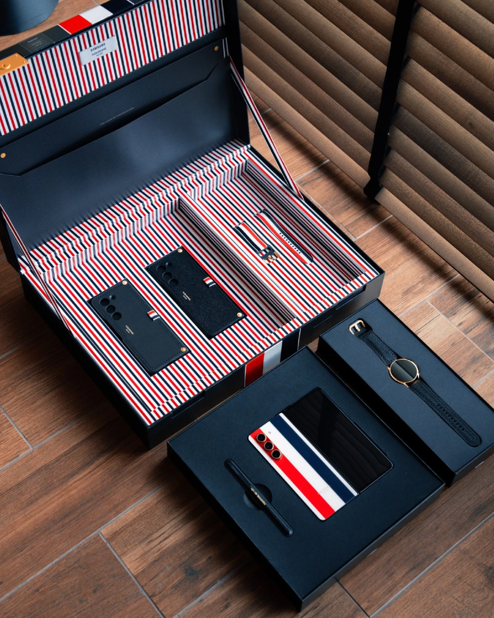 Saint TB 5 | Galaxy Z Fold5 Thom Browne Edition | Galaxy Z Fold5 Thom Browne Edition เปิดขายแล้ววันนี้!