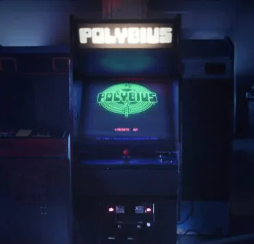 MV5BNjM3MDdjNWMtZjNhOS00ZjBhLWJmMTAtMGNkNDA4OTIwZWNhXkEyXkFqcGdeQXVyMzAyNjA3MDI@. V1 | Halloween Special | Halloween Special : Polybius เกมตู้ปริศนาการทดลองลับของรัฐบาล!