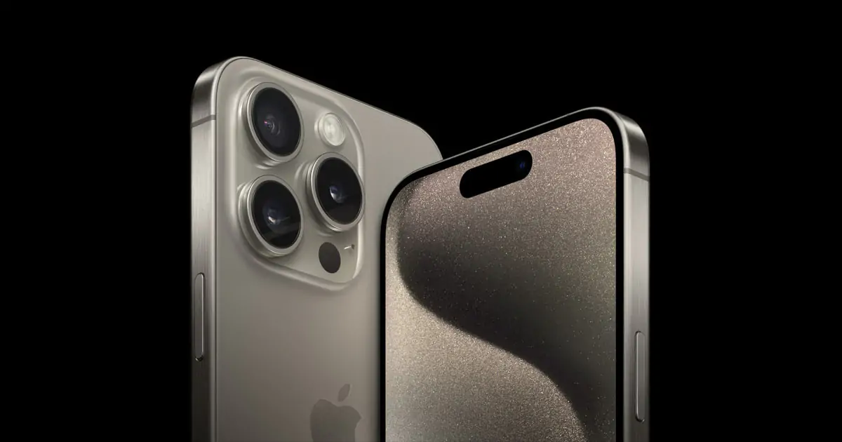 Apple iPhone 15 Pro lineup hero 230912.jpg.og | A17 Pro | เมืองนอกทดสอบความอึดแบตสมาร์ตโฟนเรือธงแต่ละแบรนด์ พบว่า iPhone 15 Pro Max ใช้งานได้นานที่สุด