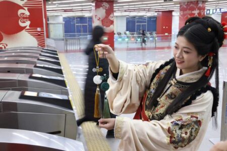 รถไฟฟ้าปักกิ่งทำเก๋! “ออกป้ายหยกผ่านทาง” ใช้จ่ายบัตรรถโดยสารรับปีมังกร