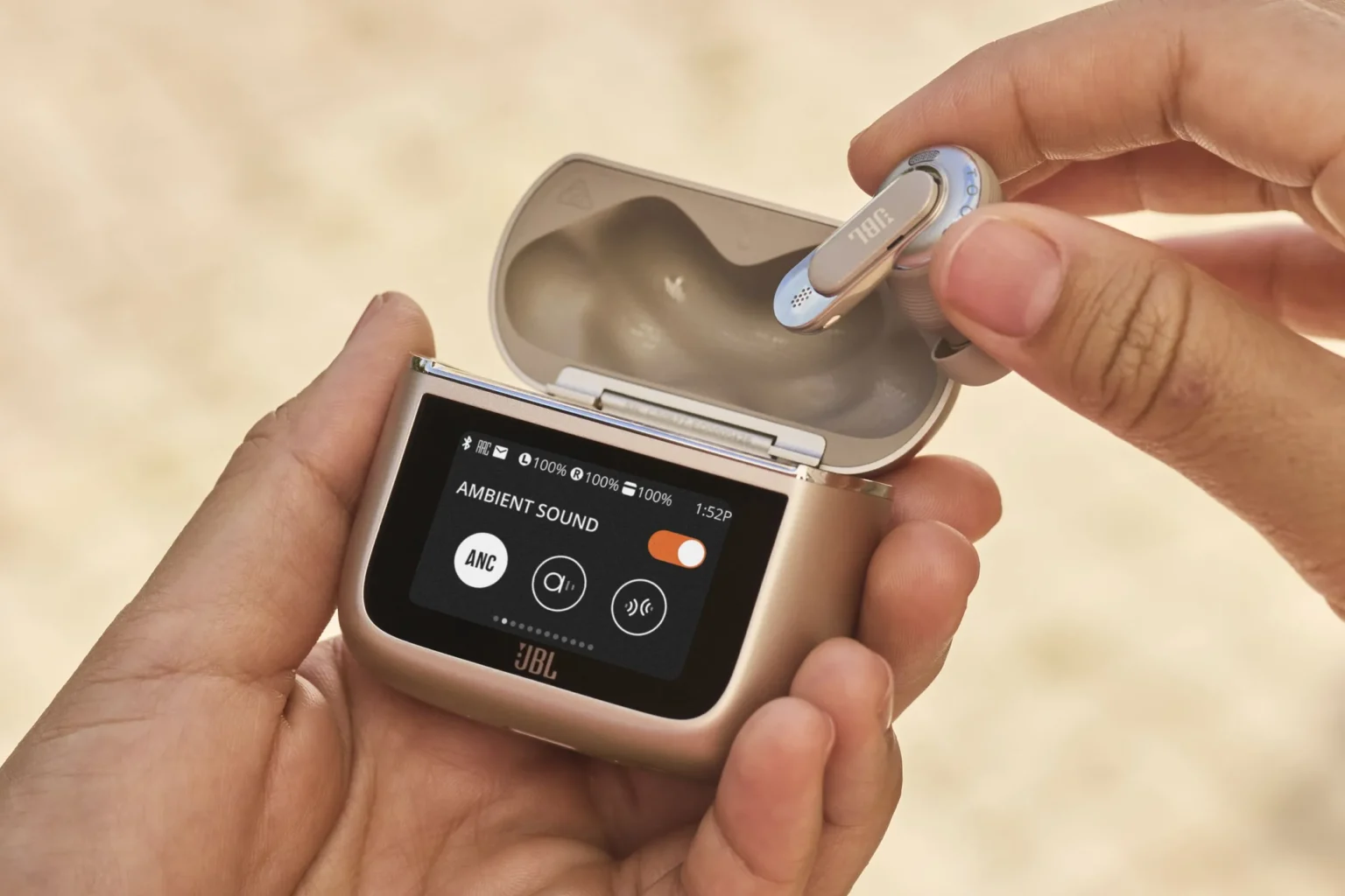 เปิดตัว JBL Tour Pro 3 หูฟังไร้สายที่สามารถใช้งานกับอุปกรณ์มีสายได้