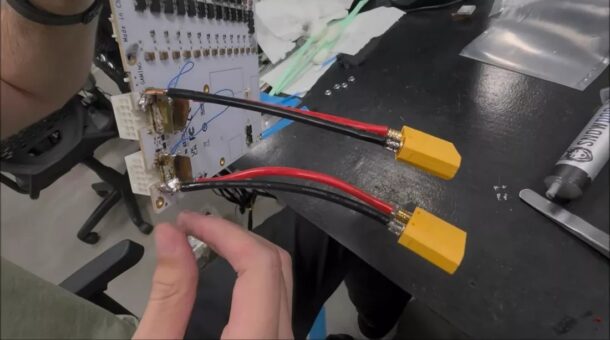 นักม็อดบัดกรีสายไฟตรงเข้าการ์ดจอ RTX 5090 แก้ปัญหาหัวต่อละลาย